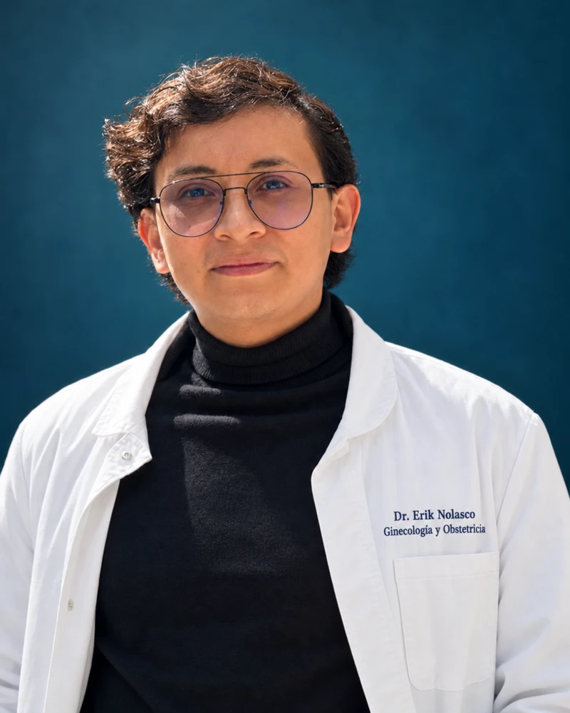 Dr. Erik Román García Nolasco con bata blanca